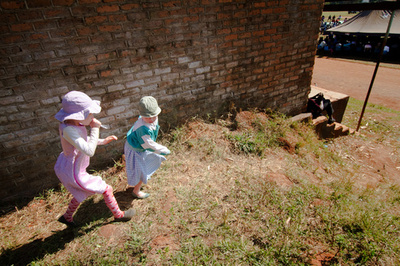 拉致されたアルビノ5歳女児、首切られ発見 選挙控え呪術の犠牲か