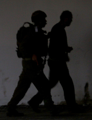 イスラエル陸軍がパレスチナ自治政府の関連施設を急襲 - パレスチナ自治区