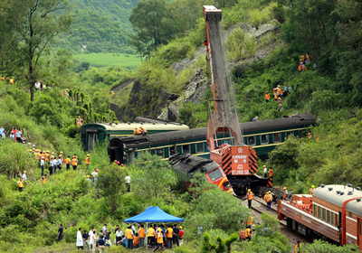 地滑りで列車が脱線、4人が死亡 中国