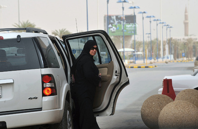 サウジ聖職者「女性の運転は卵巣に悪影響」、ネットで批判拡大