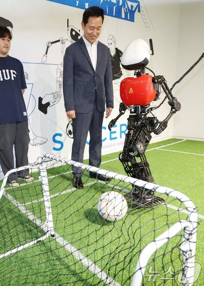 ソウル初のロボット・AI科学館が開館…市長を驚かせた「サッカーロボット」
