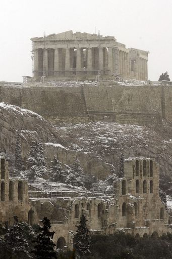 パルテノン神殿も雪化粧、アテネで大雪