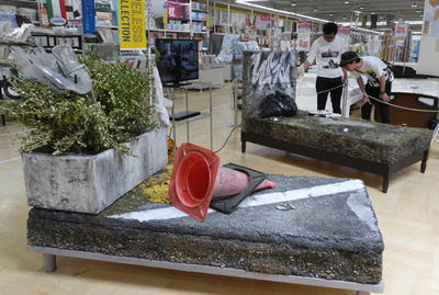 最も「寝心地の悪いベッド」展示、ホームレスの現状訴え