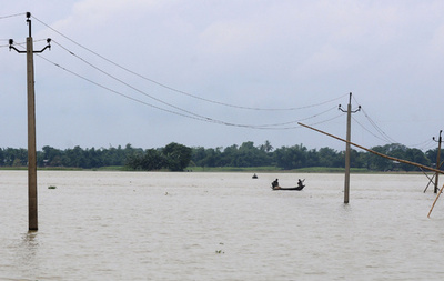 インド北部、豪雨で10万人が被災 移動は小舟で