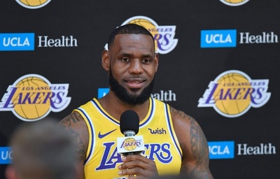 レブロンがレイカーズ加入後初会見、「先は長い」とファンにくぎ刺す