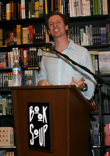 Drew Heriot、自身監督作品「The Secret」を書店でPR - 米国