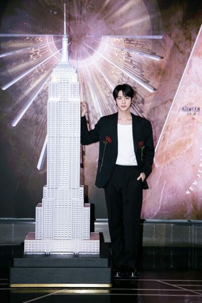 BTSジン、ミニアルバム「Echo」記念でエンパイア・ステート・ビルが幻想的に点灯