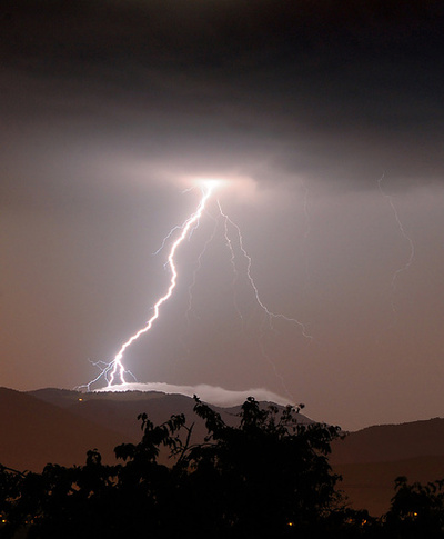 バングラデシュで落雷、少なくとも22人死亡 土砂崩れ被害に続き