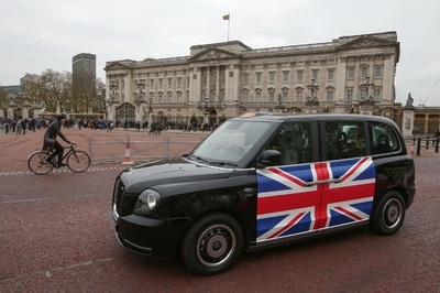 ロンドン名物「黒タク」が電気化 初のEVモデル、運行開始