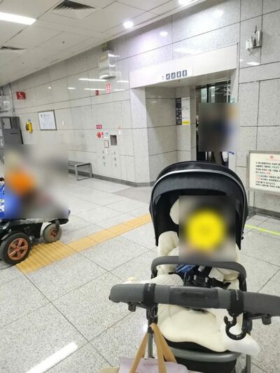 扉が開くと他の乗客が先に…韓国・車いすとベビーカーが乗れない地下鉄エレベーターに不満