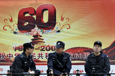 緊張続く中国・ウイグル自治区、ウルムチ市共産党トップらを更迭 戸別訪問も