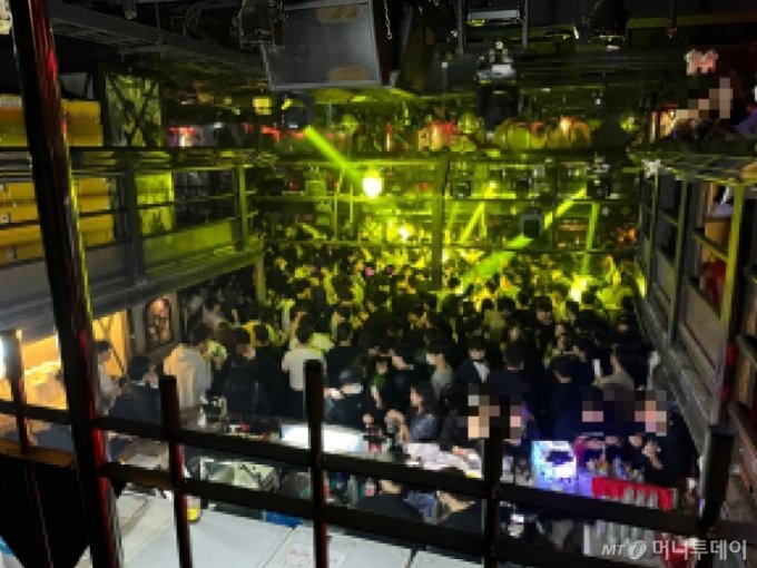 今月8日午前1時ごろ、客でにぎわうソウル・江南駅近くのクラブ(c)MONEYTODAY