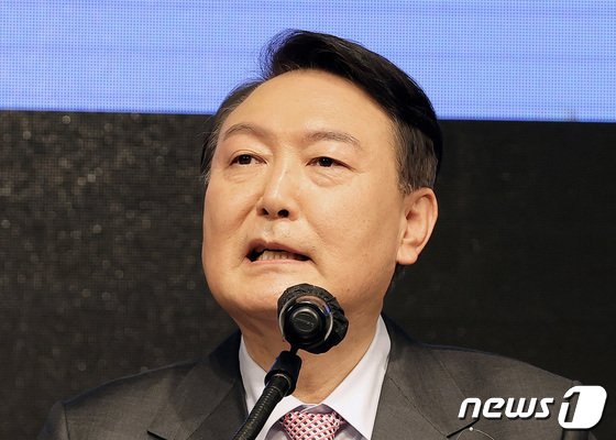 ソウル市内のホテルで開かれた新年会に出席して祝辞を述べるユン・ソンヨル（尹錫悦）氏＝2月10日(c)news1