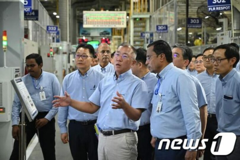 現代自動車インド工場の生産ラインを見て回るチョン・ウィソン会長（現代自動車グループ提供）(c)news1