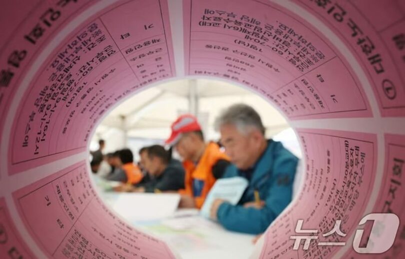 京畿道水原市八達区の華城行宮広場で開かれた「水原市高齢者雇用採用広場」(c)news1