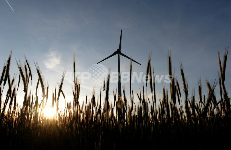 風力タービンと沈む夕日、オーストリア