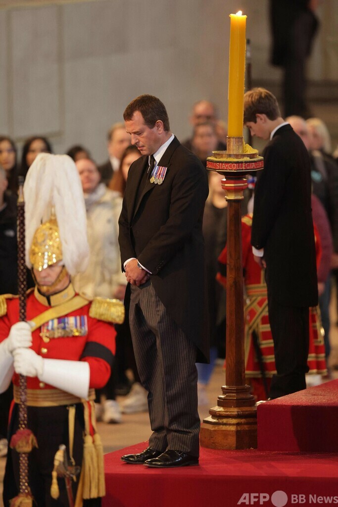 英女王の孫8人、ひつぎ囲む ヘンリー王子は軍服着用