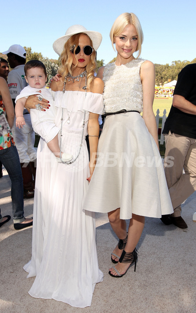 ヴーヴ・クリコ主催のポロ・イベント、レイチェル・ゾーが息子と一緒に登場