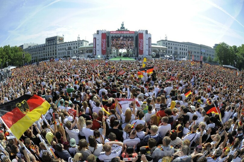 ドイツ代表チームが帰国、優勝パレードに25万人のファン