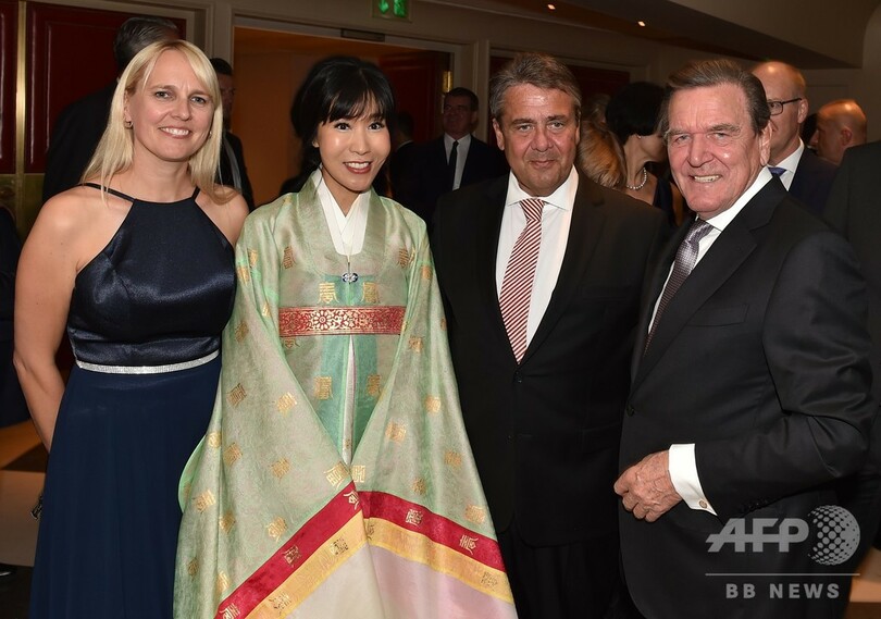 シュレーダー前独首相、韓国人女性と結婚式 ベルリンの最高級ホテルで