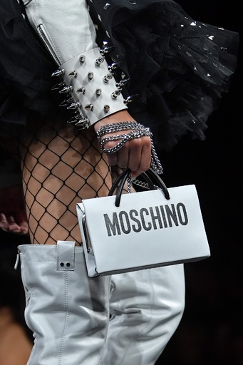 花束に扮したモデルたちがランウェイに、「モスキーノ」18年春夏 写真