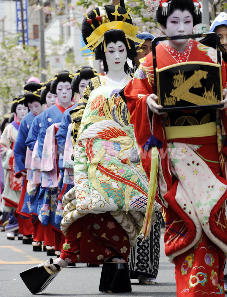 江戸時代の吉原伝統「花魁道中」、現代によみがえる 写真3枚 国際