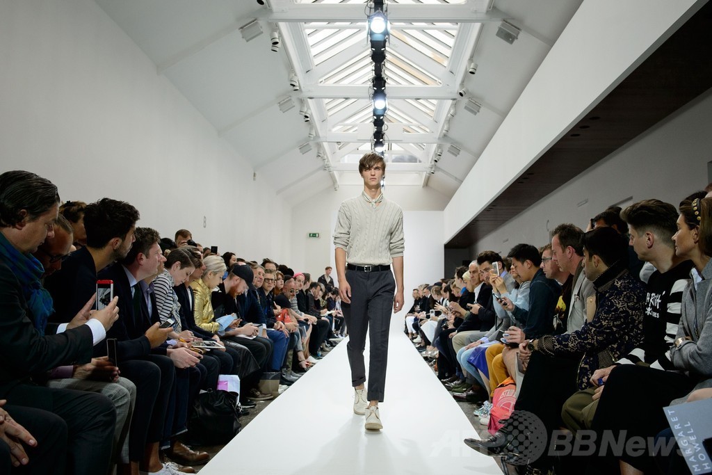 首元のスカーフ使いに注目、「マーガレット・ハウエル」15年春夏メンズ