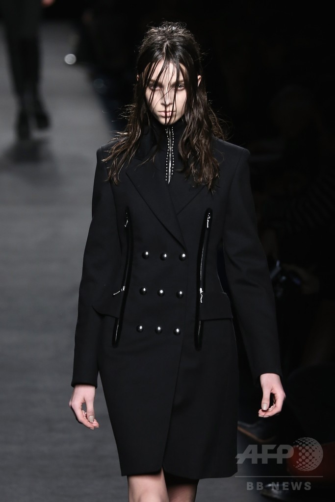 レザーやベルベットで表現するヘビメタ、「アレキサンダー ワン」15/16年秋冬