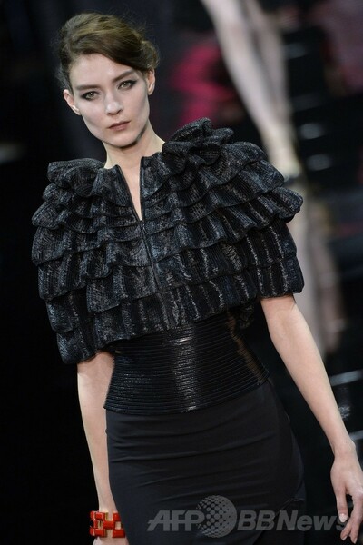 黒、白、赤で見せる多彩なスタイル、「ジョルジオ アルマーニ プリヴェ」14/15年秋冬オートクチュール