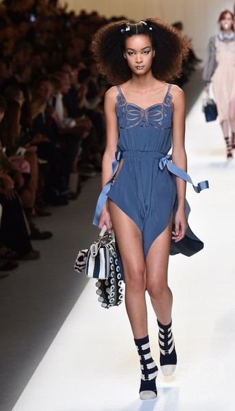 「フェンディ」17年春夏