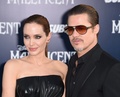 米ハリウッド（Hollywood）のイベントに登場した女優アンジェリーナ・ジョリー（Angelina Jolie）さん（左）と俳優ブラッド・ピット（Brad Pitt）さんカップル（2014年5月28日撮影）。(c)AFP/ROBYN BECK