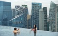 シンガポールの高級リゾートホテルのマリーナ・ベイ・サンズ（Marina Bay Sands）の屋上にある「インフィニティープール（Infinity Pool）」でくつろぐ人々（2014年5月20日撮影）。(c)AFP/ROSLAN RAHMAN
