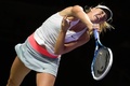 女子テニス、WTAツアー選手権（BNP Paribas WTA Championships - Singapore 2014）4日目。リターンを狙うマリア・シャラポワ（Maria Sharapova、2014年10月23日撮影）。(c)AFP/ROSLAN RAHMAN