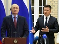 ウクライナのウォロディミル・ゼレンスキー大統領（右）とロシアのウラジーミル・プーチン大統領（2022年1月11日作成）。(c)Valery SHARIFULIN and Bertrand GUAY / various sources / AFP