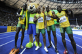 第12回世界陸上ベルリン大会（%%12th IAAF World Championships in Athletics Berlin%%）男子4×100メートルリレー決勝。ジャマイカが37秒31の大会新記録で優勝した。37秒62でトリニダード・トバゴが2位に、38秒02で英国が3位に入った。日本は38秒30で4位に入り、惜しくもメダル獲得を逃した。

　ウサイン・ボルト（%%Usain Bolt%%）は、第3走者としてジャマイカの金メダル獲得に貢献し、%%北京五輪%%に続き世界選手権でも短距離（100メートル、200メートル、4×100メートルリレー）3冠に輝いた。写真は優勝を果たし、カメラの前でポーズをとる（左から）ウサイン・ボルト、大会公式マスコットのベルリーノ（Berlino）、マイケル・フレイター（%%Michael Frater%%）、アサファ・パウエル（%%Asafa Powell%%）、スティーブ・マリングス（%%Steve Mullings%%）。（2009年8月22日撮影）(c)AFP/ADRIAN DENNIS