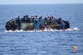 リビア沖の地中海で起きた移民船転覆の瞬間。イタリア海軍公開（2016年5月25日提供）。(c)AFP/MARINA MILITARE