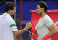 男子テニス、バルセロナ・オープン（Barcelona Open Banc Sabadell 2013）は26日、シングルス準々決勝が行われ、大会第2シードのラファエル・ナダル（Rafael Nadal、スペイン）は6-3、6-0でスペインのアルベルト・ラモス（Albert Ramos）を退け準決勝に進出した。

試合を終えて握手をかわすアルバート・ラモス（左）とラファエル・ナダル（2013年4月26日撮影）。(c)AFP/JOSEP LAGO