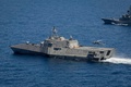 米海軍沿海域戦闘艦「モービル」に着艦するシコルスキーMH60Rシーホーク。南シナ海で実施された日米豪比の共同訓練で。オーストラリア軍提供（2024年4月7日撮影、8日提供）。(c)Leo BAUMGARTNER / AUSTRALIAN DEPARTMENT OF DEFENCE / AFP