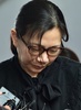 韓国ソウルの高等法院（高裁）を退廷し記者団に囲まれる大韓航空の趙顕娥前副社長（2015年5月22日撮影）。(c)AFP/JUNG YEON-JE