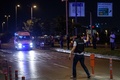 自爆攻撃に見舞われたトルコ・イスタンブールのアタチュルク国際空港で救急車を誘導する警官（2016年6月28日撮影）。(c)AFP/OZAN KOSE