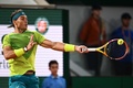 全仏オープンテニス、男子シングルス準々決勝。リターンを打つラファエル・ナダル（2022年5月31日撮影）。(c)Anne-Christine POUJOULAT / AFP