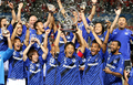 サッカーAFCチャンピオンズリーグ2008を制しトロフィーを掲げるガンバ大阪の選手たち（2008年11月12日撮影）。(c)AFP/William WEST