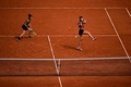 全仏オープンテニス、女子ダブルス決勝。試合に臨む謝淑薇（左）/王欣瑜組（2023年6月11日撮影）。(c)JULIEN DE ROSA / AFP