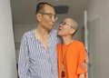 中国・遼寧省瀋陽の病院で、妻と写真撮影に臨む劉暁波氏（左）。EyePress News提供（撮影日不明）。(c)EYEPRESS