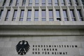 ドイツの首都ベルリンにある内務省のロゴ（2022年4月14日撮影）。(c)John MACDOUGALL / AFP