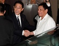 都内の日本食店で、フィリピンのロドリゴ・ドゥテルテ大統領（右）を出迎えた岸田文雄外相（2016年10月25日撮影）。(c)AFP/TOSHIFUMI KITAMURA