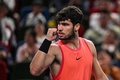 男子テニス、上海マスターズ、シングルス2回戦。ガッツポーズを見せるカルロス・アルカラス（2024年10月5日撮影）。(c)Hector RETAMAL / AFP