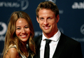ローレウス・ワールド・スポーツ・アワード（%%2010 Laureus World Sports Awards%%）の授賞式が10日、アラブ首長国連邦のアブダビ（Abu Dhabi）で開催され、男子年間最優秀選手には陸上競技のウサイン・ボルト（%%Usain Bolt%%、ジャマイカ）、女子年間最優秀選手にはテニスのセレーナ・ウィリアムス（%%Serena Williams%%、米国）が選出された。ボルトの受賞は2年連続2度目。

　写真はブレークスルー賞に選出されたF1ドライバーのジェンソン・バトン（%%Jenson Button%%）、左は恋人の道端ジェシカ（%%Jessica Michibata%%）。（2010年3月10日撮影）(c)AFP/MARWAN NAAMANI