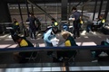 東京五輪を控え、到着した成田国際空港で抗原検査を待つオーストラリア・ソフトボール女子代表選手ら（2021年6月1日撮影）。(c)Behrouz MEHRI / POOL / AFP