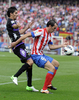 12-13スペイン1部リーグは23日、第5節の試合が各地で行われ、アトレティコ・マドリード（Atletico de Madrid）は2-1でレアル・バジャドリード（Real Valladolid）に勝利した。

レアル・バジャドリードのエンリケ・セレーノ（Henrique Sereno、左）とボールを競るアトレティコ・マドリードのディエゴ・ゴディン（Diego Godin、2012年9月23日撮影）。(c)AFP/DOMINIQUE FAGET